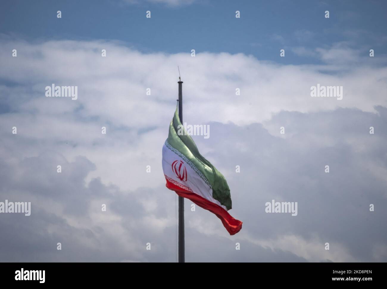 Die iranische Flagge schwingt während einer Kundgebung zum Internationalen Quds-Tag, auch bekannt als Jerusalemtag, am 29. April 2022 in der Innenstadt von Teheran. (Foto von Morteza Nikoubazl/NurPhoto) Stockfoto