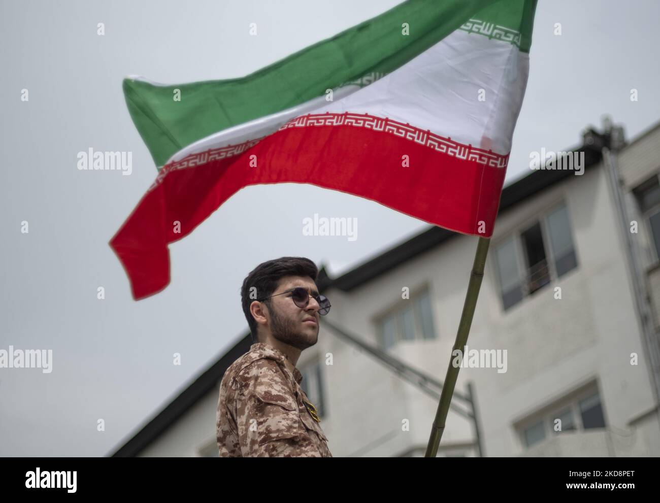 Ein Militärpersonal der Islamischen Revolutionsgarde (IRGC) hält während einer Kundgebung zum Internationalen Quds-Tag, auch bekannt als Jerusalemtag, am 29. April 2022 in der Innenstadt von Teheran die iranische Flagge. (Foto von Morteza Nikoubazl/NurPhoto) Stockfoto