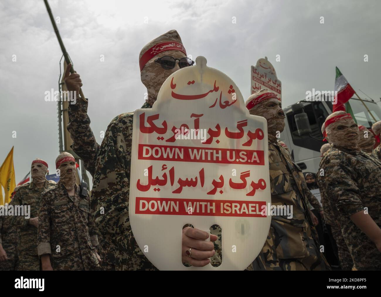 Militärpersonal der Islamischen Revolutionsgarde (IRGC), das ein Plakat gegen die USA und gegen Israel trug, während einer Kundgebung zum Internationalen Quds-Tag, der auch als Jerusalemtag bekannt ist, am 29. April 2022 in der Innenstadt von Teheran. (Foto von Morteza Nikoubazl/NurPhoto) Stockfoto