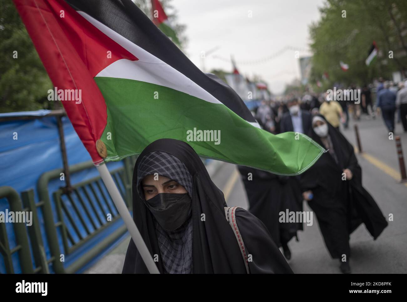 Eine verschleierte iranische Frau mit palästinensischer Flagge nach einer Kundgebung zum Internationalen Quds-Tag, auch bekannt als Jerusalemtag, in der Innenstadt von Teheran am 29. April 2022. (Foto von Morteza Nikoubazl/NurPhoto) Stockfoto