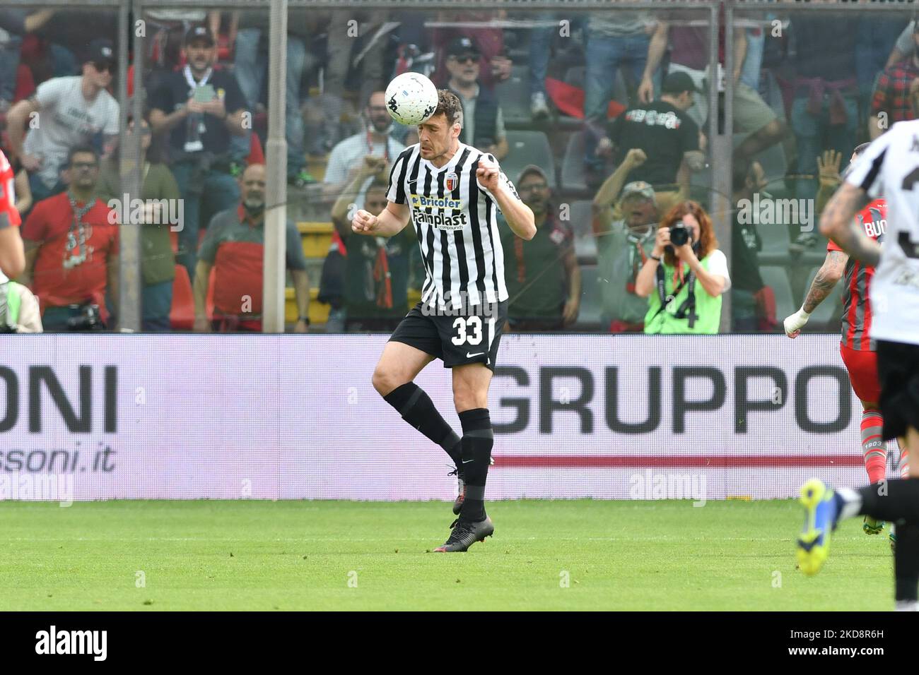 erik Botteghin (Ascoli) beim Spiel der italienischen Fußball-Serie B US Cremonese gegen Ascoli Calcio am 30. April 2022 im Stadio Giovanni Zini in Cremona, Italien (Foto: Alessio Tarpini/LiveMedia/NurPhoto) Stockfoto