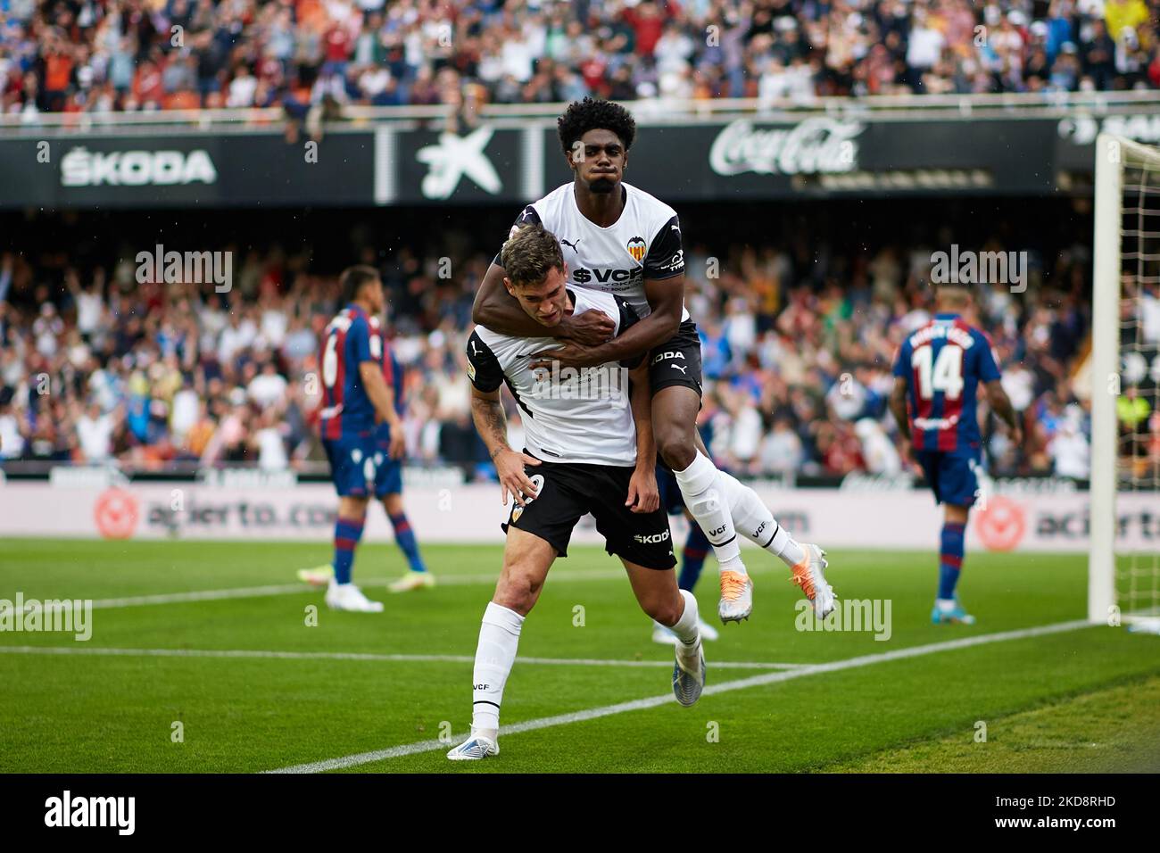 Hugo Duro (L) von Valencia CF feiert das erste Tor seiner Mannschaft mit seinem Teamkollegen Thierry Rendall Correia während des La Liga Santander-Spiels zwischen Valencia CF und Levante UD im Mestalla-Stadion, 30. April 2022, Valencia, Spanien. (Foto von David Aliaga/NurPhoto) Stockfoto