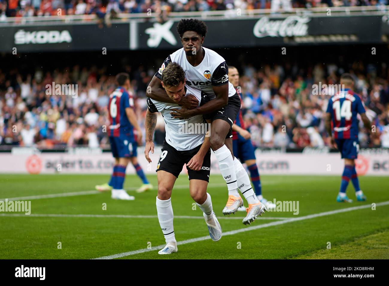 Hugo Duro (L) von Valencia CF feiert das erste Tor seiner Mannschaft mit seinem Teamkollegen Thierry Rendall Correia während des La Liga Santander-Spiels zwischen Valencia CF und Levante UD im Mestalla-Stadion, 30. April 2022, Valencia, Spanien. (Foto von David Aliaga/NurPhoto) Stockfoto