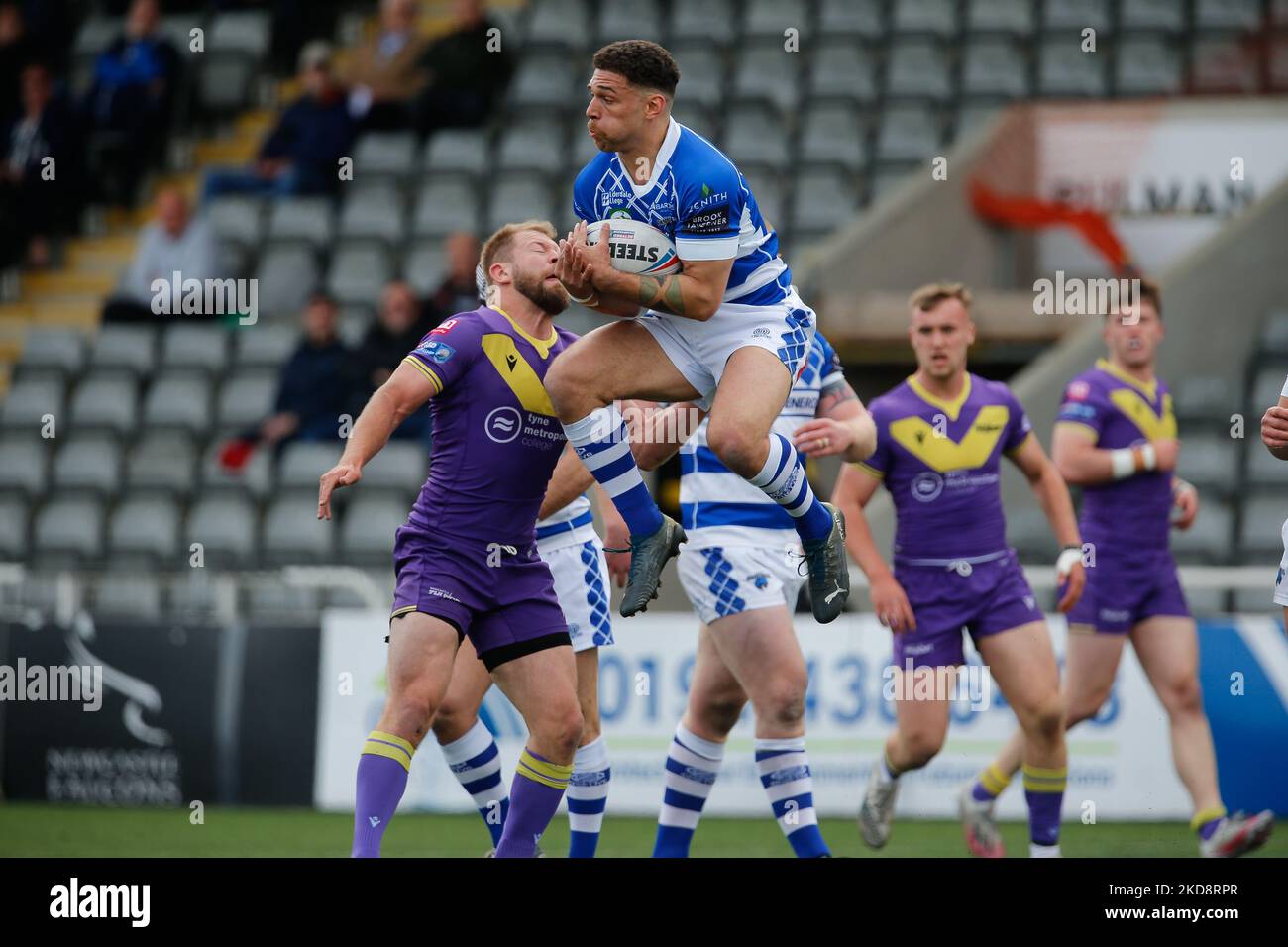 James Woodburn-Hall von Halifax Panthers nimmt einen hohen Ball während der BETFRED Championship-Spiel zwischen Newcastle Thunder und Halifax Panthers im Kingston Park, Newcastle am Samstag, 30.. April 2022. ( (Foto von Chris Lishman/MI News/NurPhoto) Stockfoto