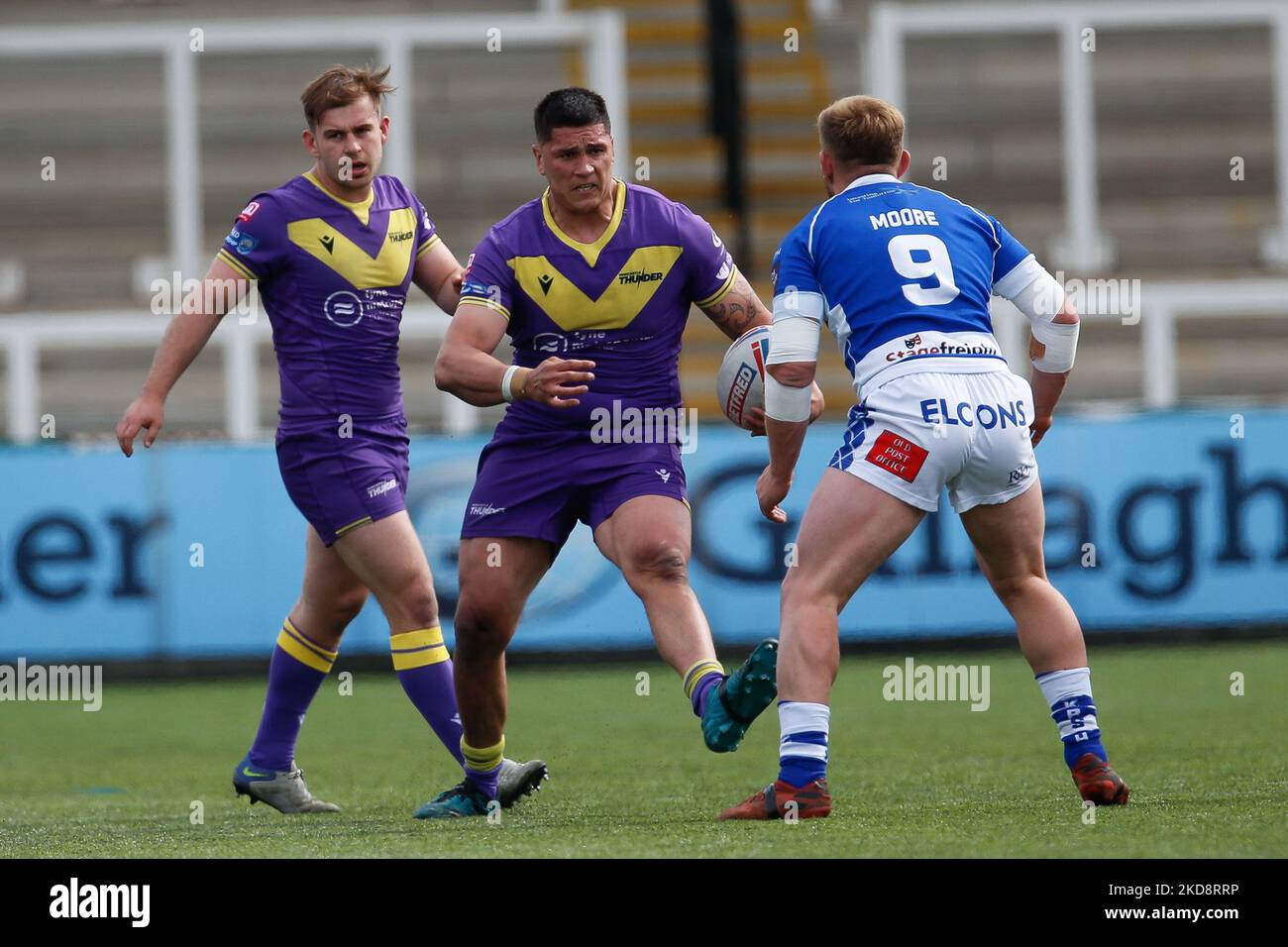 Mitch Clark von Newcastle Thunder läuft während des WETTLAUFES DER BETFRED Championship zwischen Newcastle Thunder und Halifax Panthers im Kingston Park, Newcastle, am Samstag, dem 30.. April 2022 aus der Defensive. ( (Foto von Chris Lishman/MI News/NurPhoto) Stockfoto