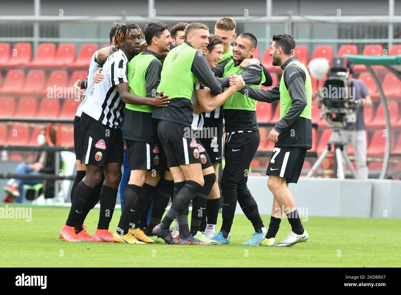 ascoli feiert das Tor federico Baschirotto beim Spiel der italienischen Fußball-Serie B US Cremonese gegen Ascoli Calcio am 30. April 2022 im Stadio Giovanni Zini in Cremona, Italien (Foto: Alessio Tarpini/LiveMedia/NurPhoto) Stockfoto