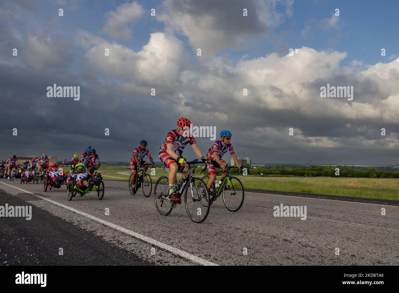 Radfahrer von Project HERO werden bei der Teilnahme an der Texas Challenge 2022 gesehen, einer sechstägigen, 400 Meilen langen Fahrradtour von San Antonio nach Dallas, Texas. Project HERO ist eine Non-Profit-Organisation, die verwundete und behinderte Veteranen und Ersthelfer durch verschiedene Radsportprogramme und Veranstaltungen nutzt. Samstag, 30. April 2022 in Dallas, Texas. (Foto von Jason Whitman/NurPhoto) Stockfoto