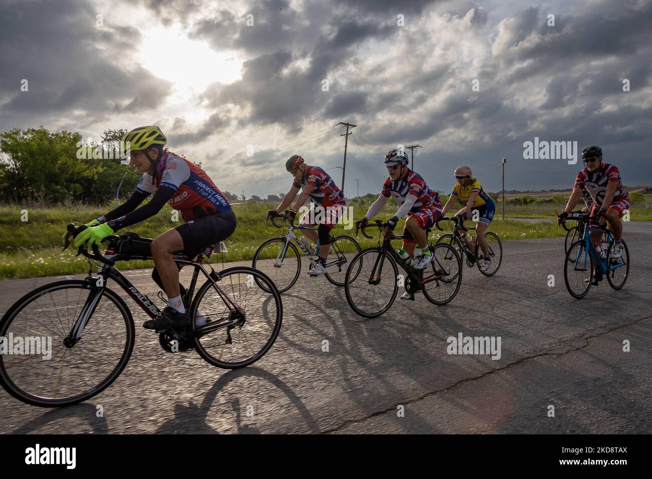 Radfahrer von Project HERO werden bei der Teilnahme an der Texas Challenge 2022 gesehen, einer sechstägigen, 400 Meilen langen Fahrradtour von San Antonio nach Dallas, Texas. Project HERO ist eine Non-Profit-Organisation, die verwundete und behinderte Veteranen und Ersthelfer durch verschiedene Radsportprogramme und Veranstaltungen nutzt. Samstag, 30. April 2022 in Dallas, Texas. (Foto von Jason Whitman/NurPhoto) Stockfoto