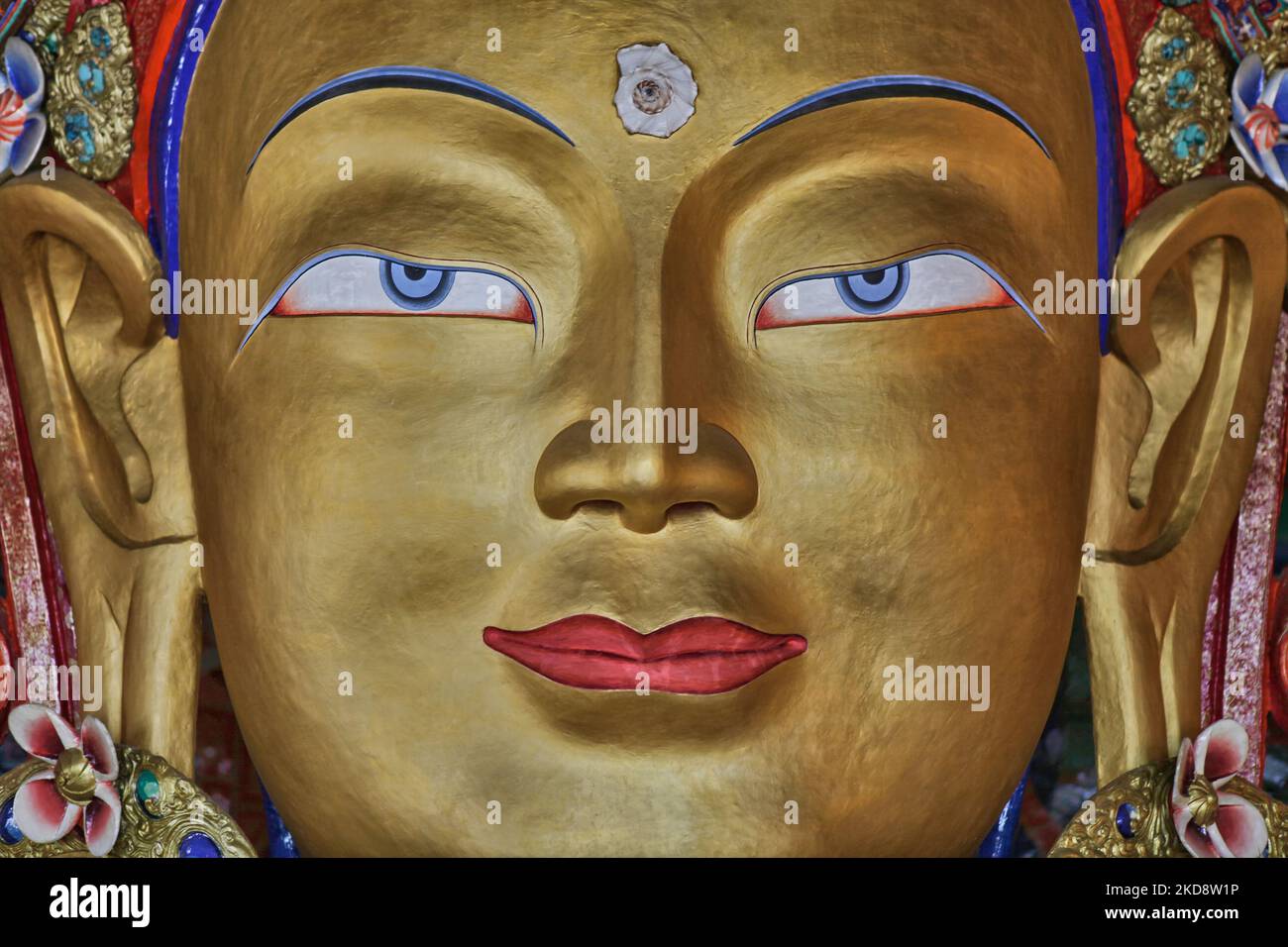 Nahaufnahme des Maitreya Buddha auf der Thiksay Gompa in Ladakh, Indien. Der Maitreya Buddha (zukünftiger Buddha) ist 15 Meter (49 Fuß) hoch und ist die größte solche Statue in Ladakh, die zwei Stockwerke des Gebäudes bedeckt. (Foto von Creative Touch Imaging Ltd./NurPhoto) Stockfoto