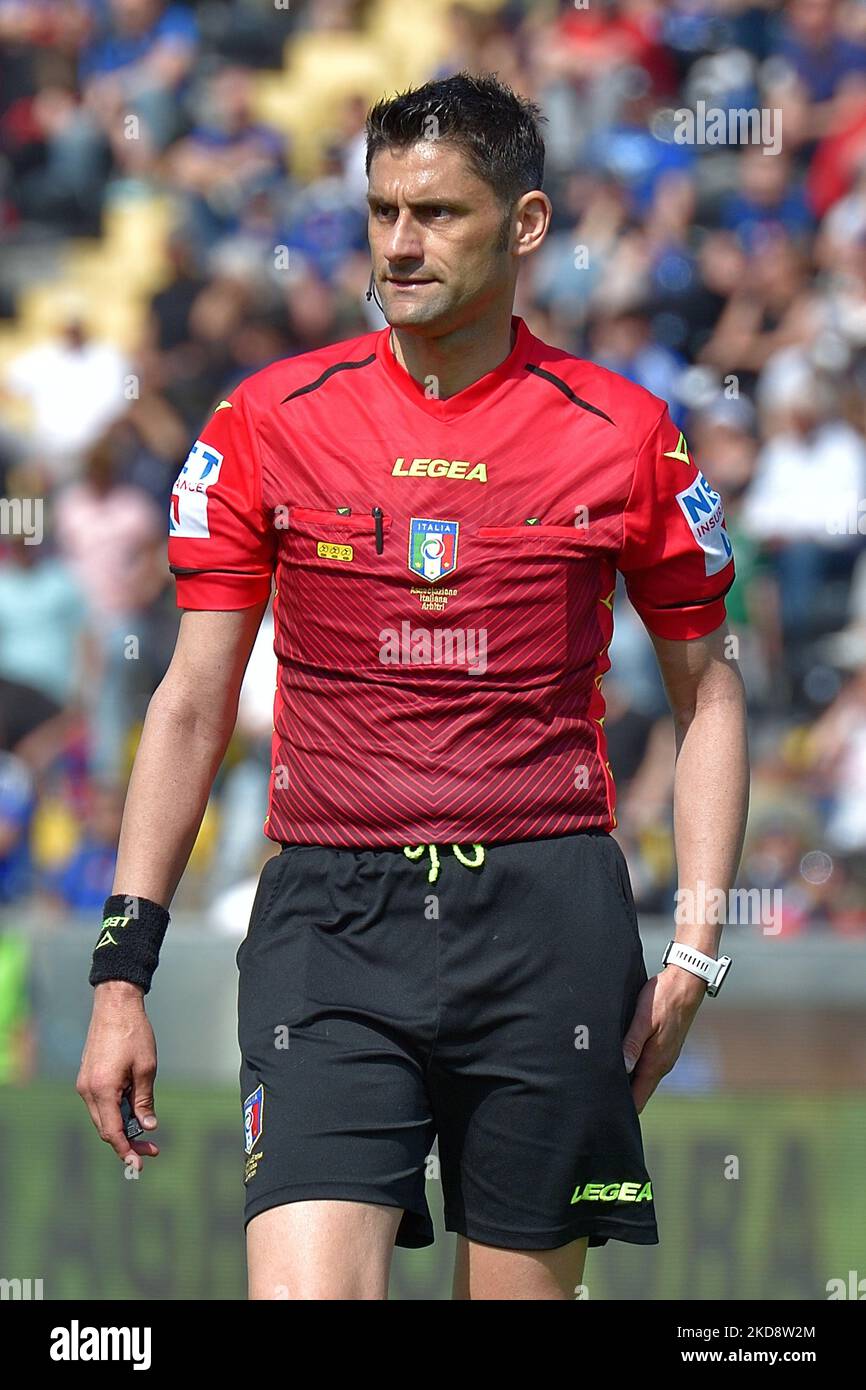 Der Schiedsrichter Eugenio Abbattista beim Spiel der italienischen Fußball-Serie B AC Pisa gegen Cosenza Calcio am 30. April 2022 in der Arena Garibaldi in Pisa, Italien (Foto: Gabriele Masotti/LiveMedia/NurPhoto) Stockfoto