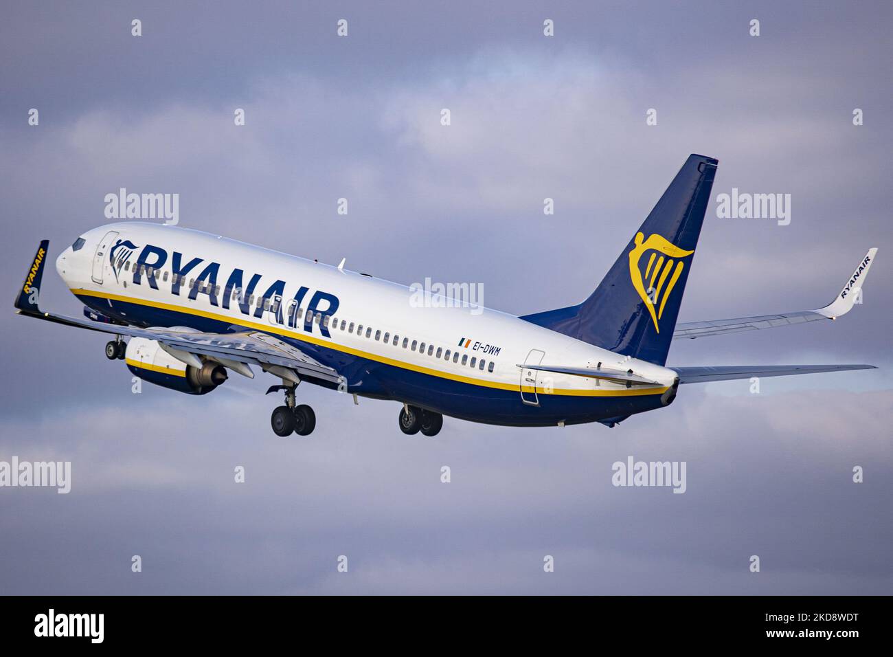 Ryanair Boeing 737-800-Flugzeuge, wie sie während des Start- und Flugs und der Phase vom Flughafen Amsterdam Schiphol nach Dublin Irland gesehen werden. Das Passagierflugzeug Boeing B738 der irischen Ultra-Low-Cost-Fluggesellschaft hat die Registrierung Ei-DWM. Die Luftfahrtindustrie und der Passagierverkehr verzeichnen nach dem 2-jährigen Zeitraum ein Wachstum, wobei die Coronavirus-Pandemie Covid-19 negative Auswirkungen auf die Reise- und Tourismusbranche hat. Im Jahr 2021 ist die Billigfluggesellschaft die größte Fluggesellschaft in Europa, was die Anzahl der Linienfluggäste ansieht. Amsterdam, Niederlande am 27. April 2022 (Foto von Nicol Stockfoto