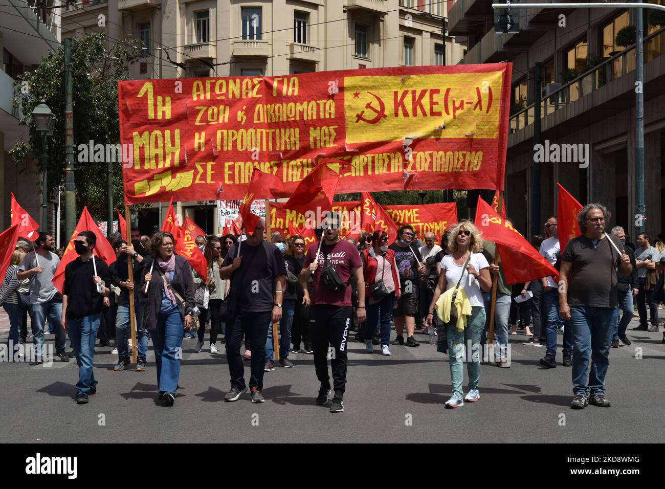 Protestierende versammeln sich anlässlich des 1. Mai 1 2022 in Athen, Griechenland, um Frieden, Demokratie und soziale Gerechtigkeit zu fordern (Foto: Nicolas Koutsokostas/NurPhoto) Stockfoto