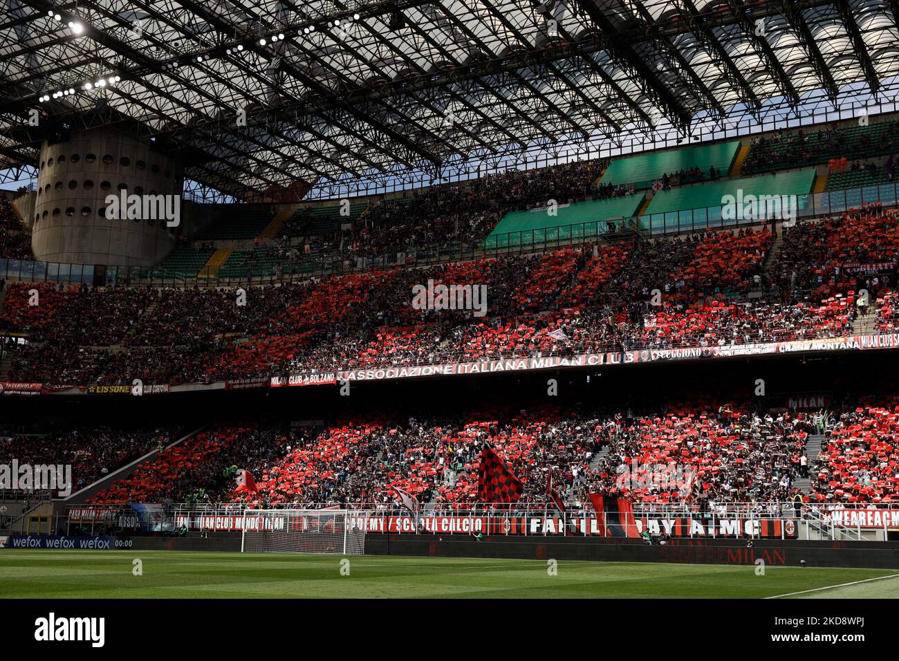 AC Mailand Fans während des italienischen Fußballspiel Serie A AC Mailand gegen ACF Fiorentina am 01. Mai 2022 im San Siro Stadion in Mailand, Italien (Foto von Francesco Scaccianoce/LiveMedia/NurPhoto) Stockfoto