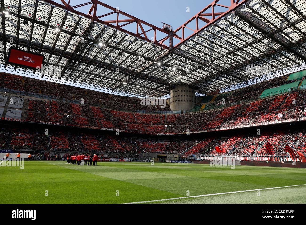 AC Mailand Fans während des italienischen Fußballspiel Serie A AC Mailand gegen ACF Fiorentina am 01. Mai 2022 im San Siro Stadion in Mailand, Italien (Foto von Francesco Scaccianoce/LiveMedia/NurPhoto) Stockfoto