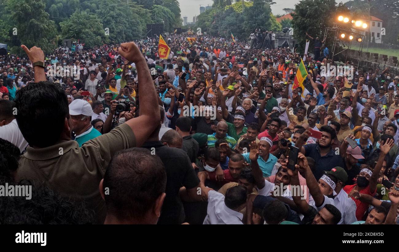 Der srilankische Oppositionsführer Sajith Premadasa würdigt die Anhänger der von der Samagi Jana Balaugaya-Partei in Colombo, Sri Lanka organisierten Kundgebung am 1. Mai. 01 Mai 2022. (Foto von Tharaka Basnayaka/NurPhoto) Stockfoto