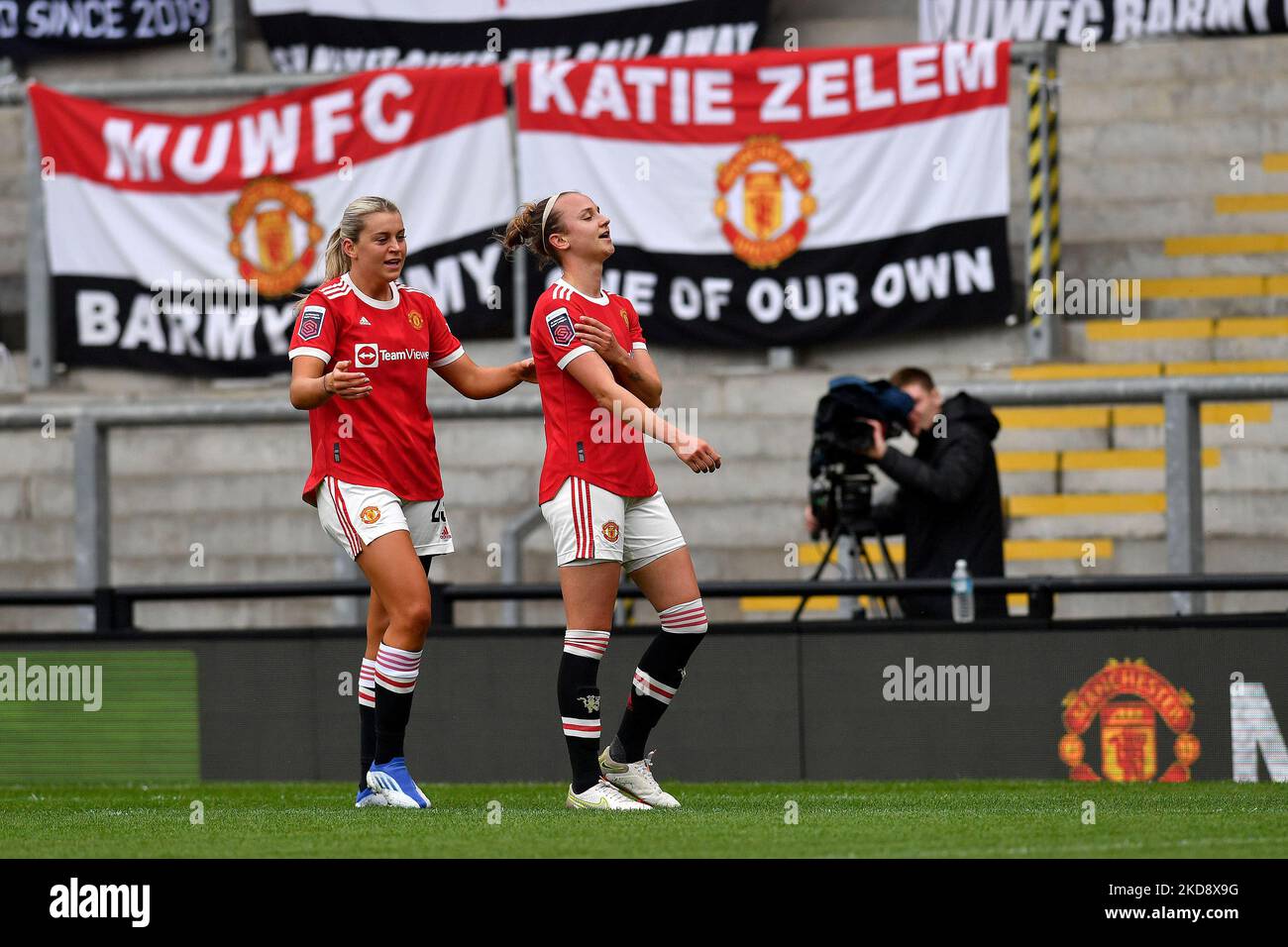 Martha Thomas vom Manchester United Women Football Club feiert das erste Tor ihres Spielers während des Barclays FA Women's Super League-Spiels zwischen Manchester United und West Ham United am Montag, den 2.. Mai 2022 im Leigh Sports Stadium, Leigh. (Foto von Eddie Garvey/MI News/NurPhoto) Stockfoto