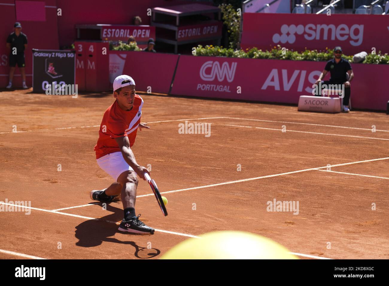 Frances Tiafoe aus den Vereinigten Staaten tritt am 1. Mai 2022 im Finale des Millennium Estoril Open ATP 250 Tennisturniers im Estoril Tennis Club, Estoril, Portugal, gegen Sebastian Baez aus Argentinien an. (Foto von Nuno Cruz/NurPhoto) Stockfoto