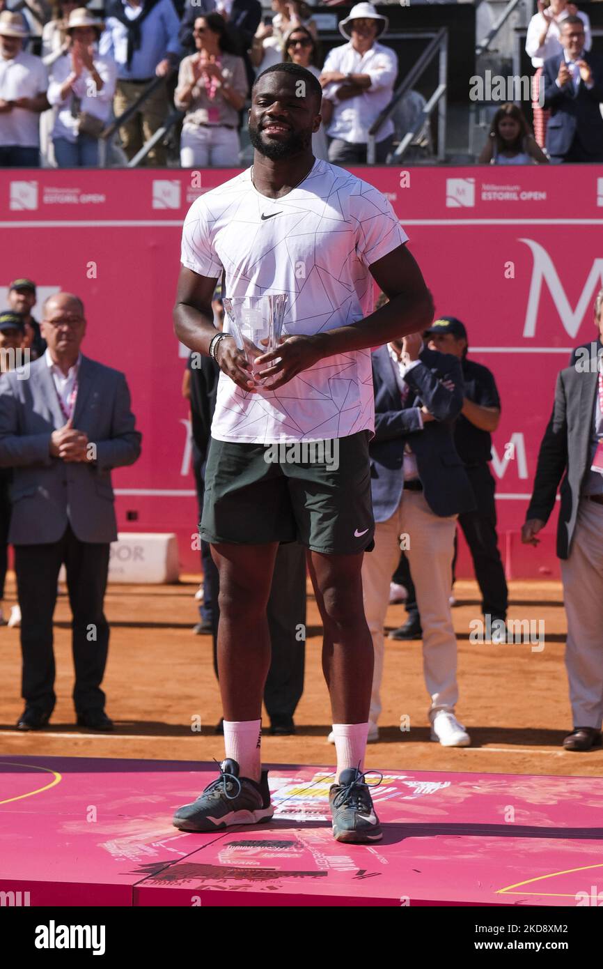 Frances Tiafoe aus den Vereinigten Staaten erhält am 1. Mai 2022 den zweiten Platz beim Millennium Estoril Open ATP 250 Tennisturnier im Estoril Tennis Club, Estoril, Portugal. (Foto von Nuno Cruz/NurPhoto) Stockfoto