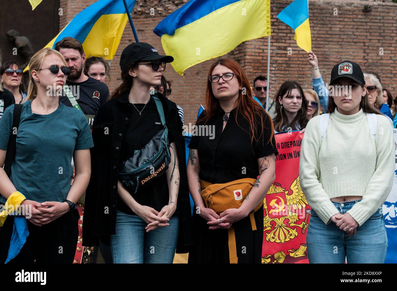 Kateryna Prokopenko, die Frau des Kommandeurs der Asowbrigade, die bei den ukrainischen Bürgern anwesend ist, demonstrieren in der Nähe der Botschaft der Russischen Föderation gegen den Krieg in der Ukraine am 01. Mai 2022 in Rom, Italien. (Foto von Andrea Ronchini/NurPhoto) Stockfoto