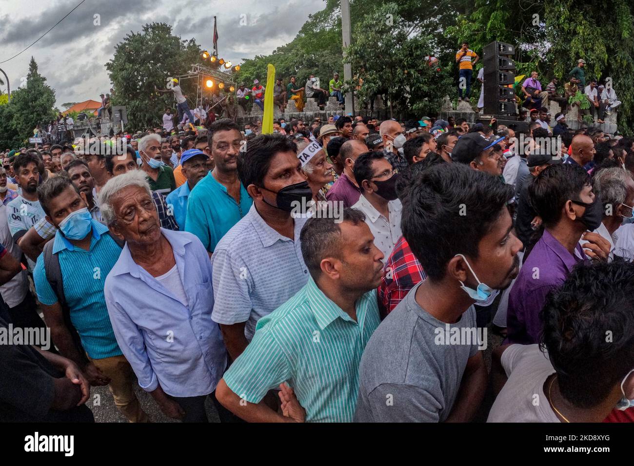 Anhänger Sri Lankas schauen auf die Kundgebung am 1. Mai, die von der