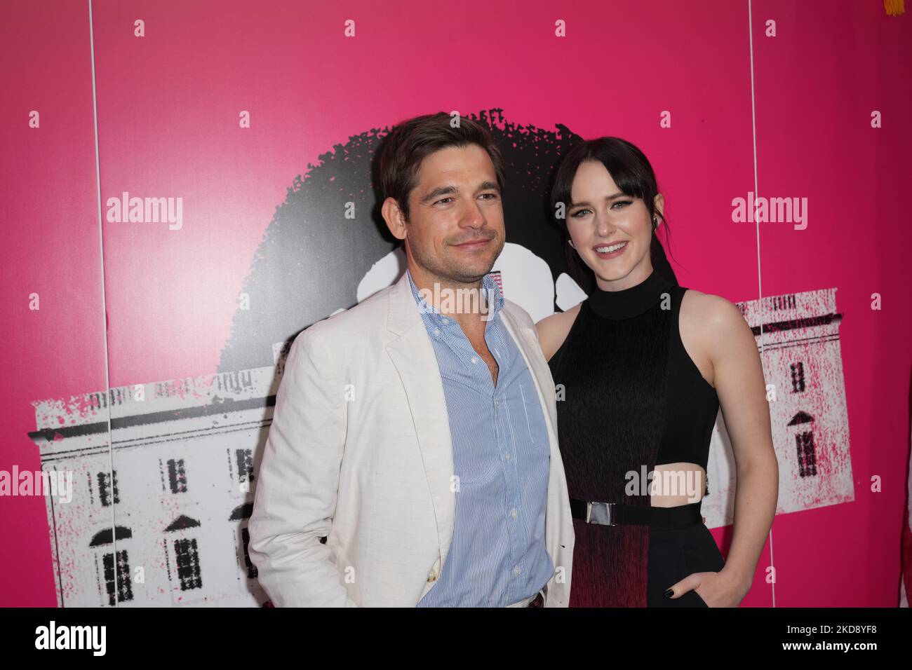 NEW YORK, NEW YORK - 01. MAI: Jason Ralph und Rachel Brosnahan posiert am Eröffnungsabend des neuen Stücks 'POTUS' am Broadway im Shubert Theatre am 1. Mai 2022 in New York City. (Foto von John Nacion/NurPhoto) Stockfoto