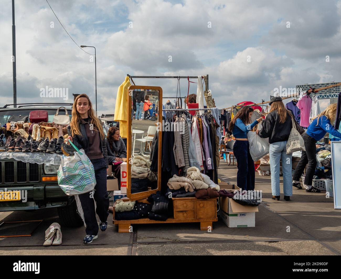 IJ Hallen, der größte Flohmarkt in Europa, öffnete wieder seine Türen, in Amsterdam. Dieser Markt wird an einem Wochenende im Monat in einem umgebauten Schiffsbaugebiet organisiert, und jeder kann einen der 500 Stände mieten. Es gibt eine einfache Regel, alles muss aus zweiter Hand sein. Am 1.. Mai 2022. (Foto von Romy Arroyo Fernandez/NurPhoto) Stockfoto