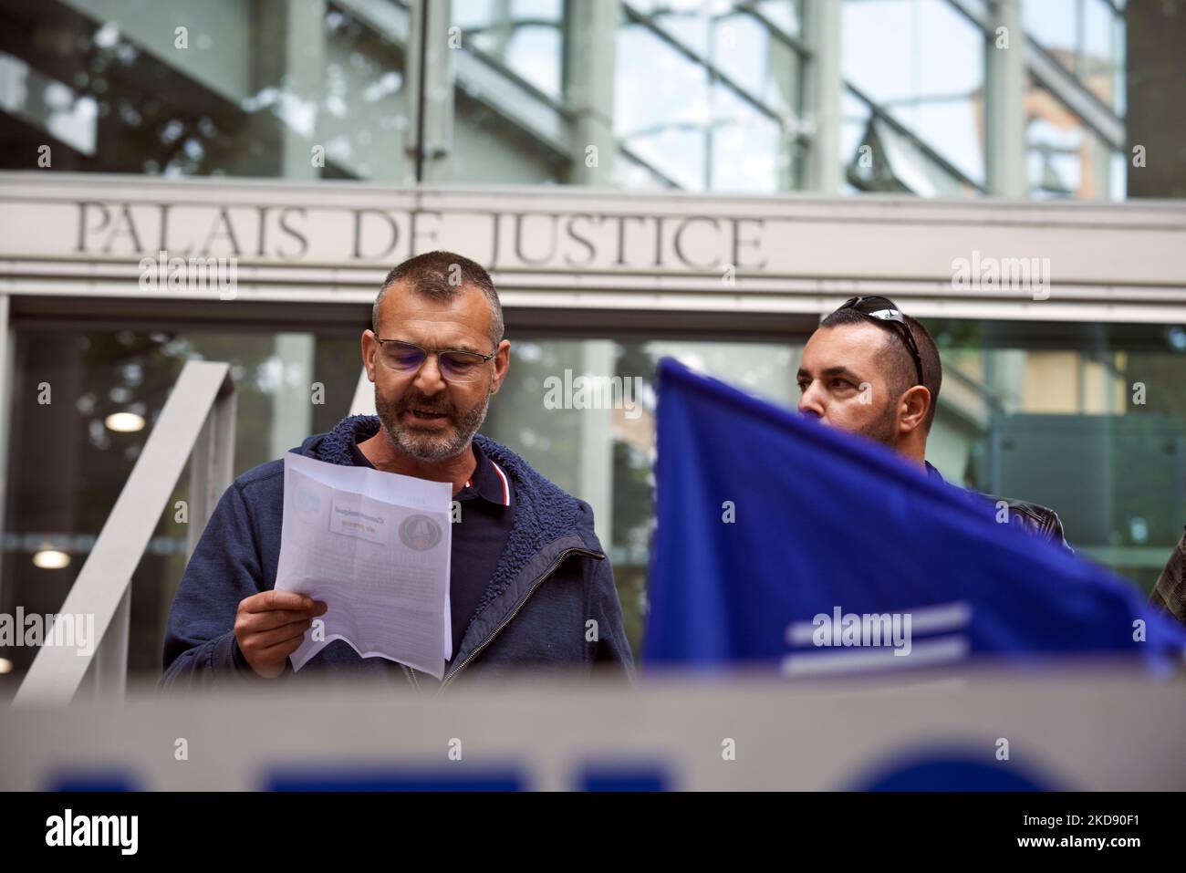 Ein Gewerkschafter liest ihre Beschwerden auf der Treppe des Gerichtsgebäudes von Toulouse. Einige Dutzend Polizisten versammelten sich vor dem Gerichtsgebäude von toulouse, das von den Gewerkschaften der Polizei gerufen wurde: Alliance, UNSA-Polizei und Synergie. Sie protestieren gegen die Entscheidung des Pariser Posekutors, einen Polizisten wegen "freiwilligen Totschlags" anzuklagen. Er tötete zwei Menschen und verletzte einen anderen schwer, als er am 24.. April in Paris sein leichtes Maschinengewehr benutzte. Die Gewerkschaften der Polizisten fordern die Schaffung einer „Vornahme legitimer Verteidigung“ für sie, wie der Sekretär der „Alliance Police“, Fabien Vanhemelryck, sagte: „Die Stockfoto