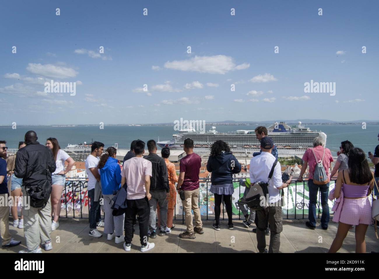 Man sieht Menschen, die die Stadt vom Aussichtspunkt Sao Vicente aus überblicken. Lissabon, Den 29. April 2022. Portugal und Spanien sind die Länder, in denen COVID-19-Fälle bei älteren Menschen zunehmen. Die Häufigkeit neuer Fälle in 14 Tagen in Europa ist bei Menschen über 65 Jahren nach wie vor hoch. (Foto von Jorge Mantilla/NurPhoto) Stockfoto