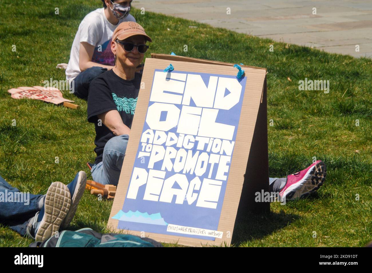 Umweltaktivisten rufen die Welt auf, ihre Abhängigkeit von fossilen Brennstoffen zu beenden, während einer Kundgebung am 1. Mai 2022 in der Independence Mall im Rahmen der Proteste zum Internationalen Arbeitertag in Philadelphia, PA. (Foto von Cory Clark/NurPhoto) Stockfoto