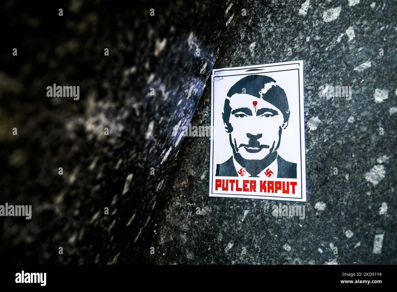 Ein Plakat mit Wladimir Putin, das als Adolf Hitler gezeigt wird, und die Phrase „Putler Kaput“, wird während einer Solidaritätsdemonstration mit der Ukraine auf dem Hauptplatz gesehen, die die NATO auffordert, den Himmel für russische Flugzeuge über dem Gebiet der Ukraine nach der russischen Invasion zu schließen. Krakau, Polen, am 2.. Mai 2022. (Foto von Beata Zawrzel/NurPhoto) Stockfoto
