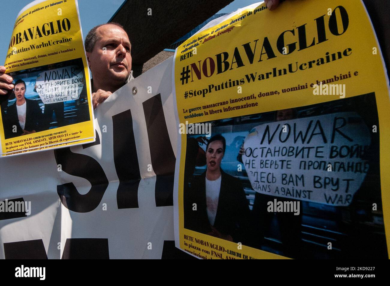 Demonstration anlässlich des Welttages der Pressefreiheit, der Fnsi, Articolo21 und Amnesty International, in der Nähe der russischen Botschaft in Rom, "um gegen die Invasion der Ukraine und das Würgen unabhängiger russischer und weißrussischer Medien zu protestieren", am 03. Mai 2022 in Rom, Italien. (Foto von Andrea Ronchini/NurPhoto) Stockfoto