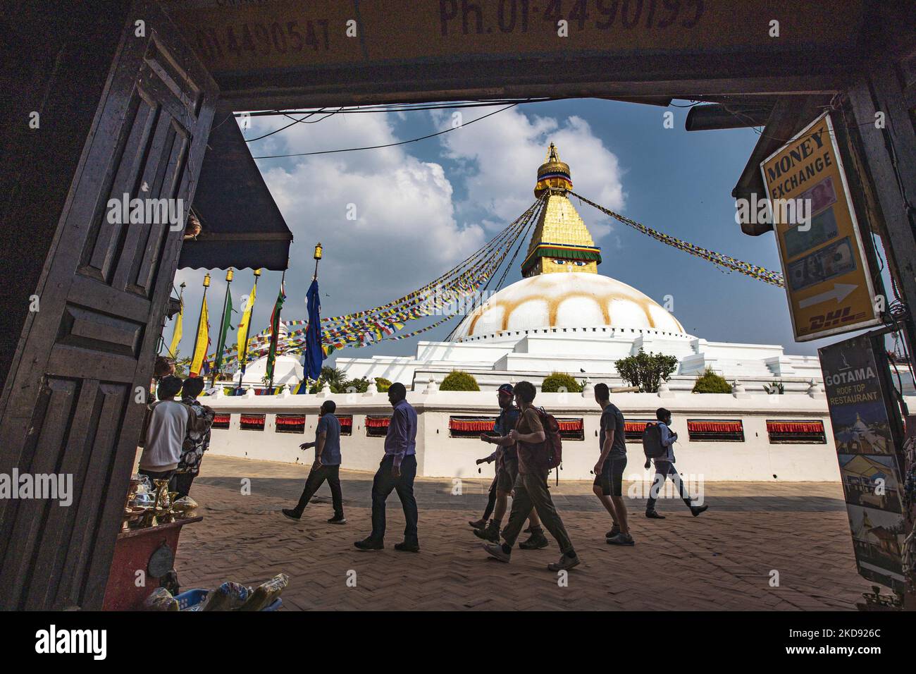 Boudhanath oder Bouddha Stupa in Kathmandu ein UNESCO-Weltkulturerbe und ein legendärer Ort für die newarische und tibetisch-buddhistische Mythologie mit dem goldenen Teil, der die Augen von Boudhanath und die Gebetsfahnen hat. Das Mandala, eine der beliebtesten Touristenattraktionen in Kathmandu, macht es zu einem der größten kugelförmigen Stupas in Nepal und der Welt. Die Stupa wurde beim Erdbeben vom 2015. April beschädigt. Die Stupa befindet sich auf der alten Handelsroute von Tibet, und die tibetischen Flüchtlinge nach dem 1950s beschlossen, um Boudhanath zu leben. Nepalesische oder buddhistische und hinduistische Pilger aus dem Ausland sind unterwegs Stockfoto