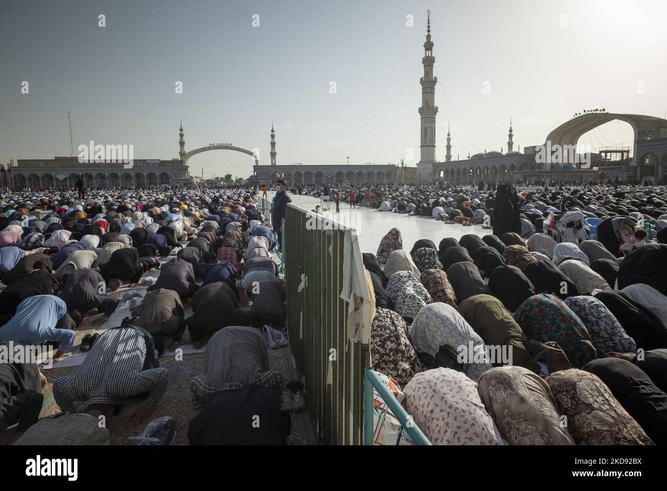 Schiitische muslimische Männer (L) und Frauen beten am 3. Mai 90 2022 in der heiligen Moschee von Jamkaran während der Eid-al-Fitr-Gebetszeremonie in Qom, 145 Kilometer südlich von Teheran, zwei Jahre nach dem Ausbruch des neuen Coronavirus (COVID-19). (Foto von Morteza Nikoubazl/NurPhoto) Stockfoto
