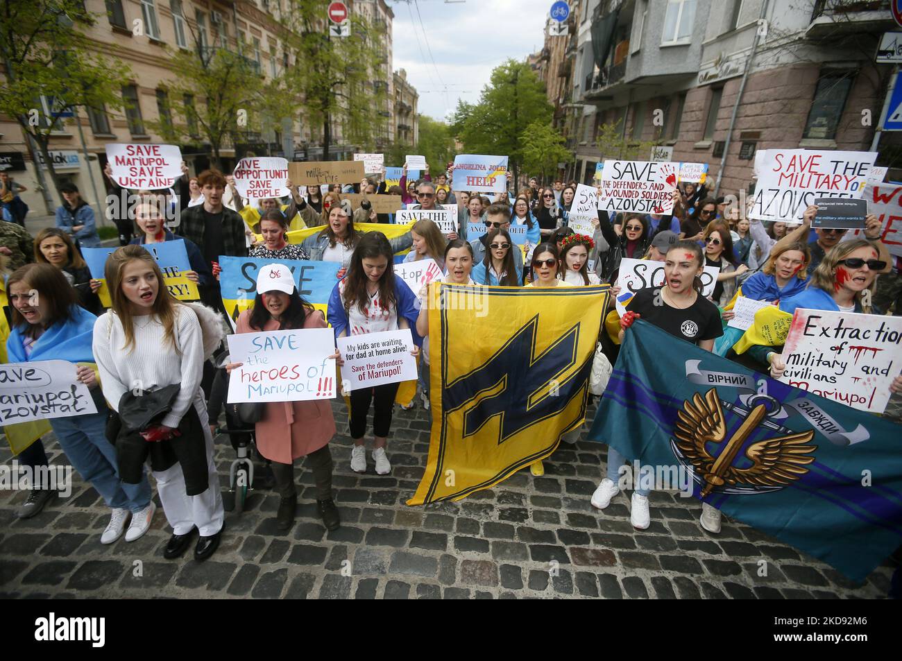 Ehefrauen von Militärangehörigen des Asow-Bataillons, Angehörige und Aktivisten nehmen am 3. Mai 2022 an der Kundgebung „Rettet das Militär von Mariupol“ Teil, die unter der russischen Invasion in der Ukraine in der Nähe des Präsidialamtes in Kiew, Ukraine, stattfand. Ehefrauen, Verwandte und Aktivisten fordern die Evakuierung des ukrainischen Militärs in Mariupol und organisieren einen humanitären Korridor. Medien berichteten, dass russische Truppen das Stahlwerk Mariupol stürmen, wo sich die ukrainischen Verteidiger befinden. (Foto von STR/NurPhoto) Stockfoto