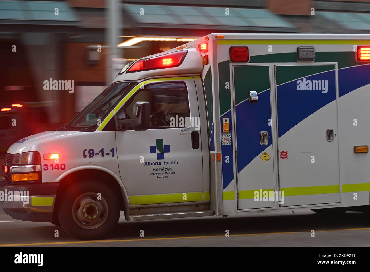 Krankenwagen der Gesundheitsdienste von Alberta im Stadtzentrum von Edmonton. Am Montag, den 2. Mai 2022, Kanada. (Foto von Artur Widak/NurPhoto) Stockfoto