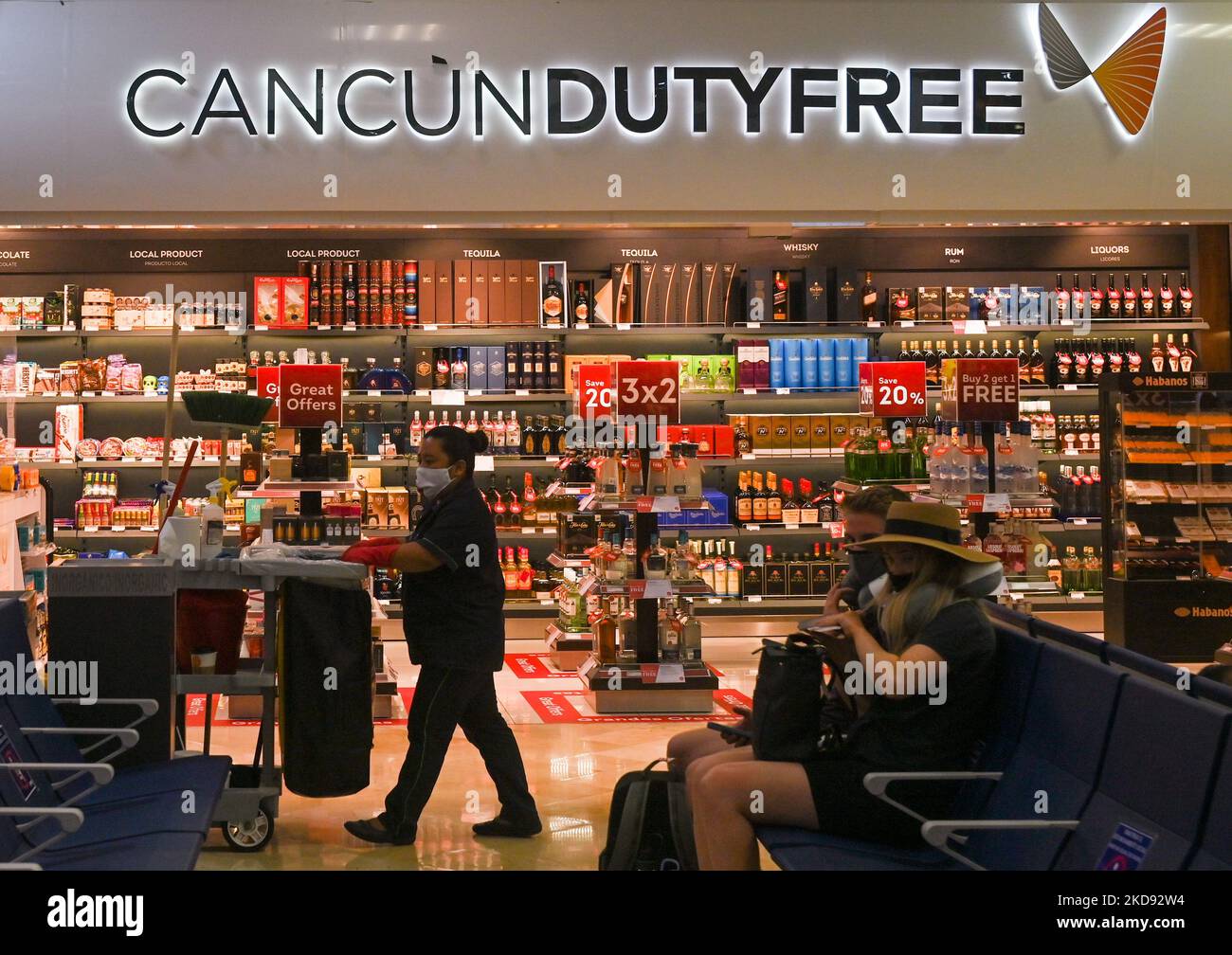 Cancun Duty Free Store im Terminal 2 des internationalen Flughafens Cancun Duty Free Store im Terminal 2 des internationalen Flughafens