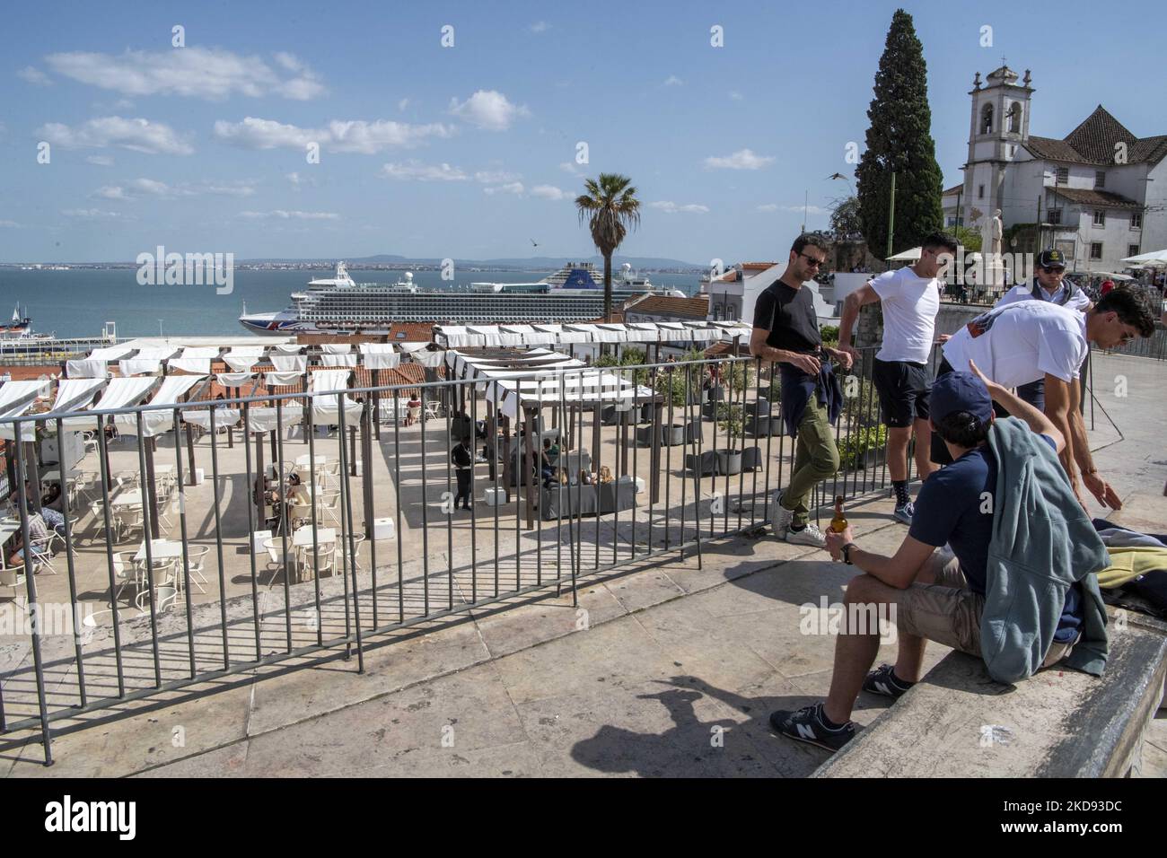 Mehrere Menschen werden gesehen, wie sie den Aussichtspunkt Sao Vicente besuchen. Lissabon, Den 29. April 2022. Die Generaldirektion Gesundheit (DGS) hat durch eine am 29. April 2022 veröffentlichte Verordnung die Verabreichung des Novavax-Impfstoffs gegen Covid-19 genehmigt, der in Portugal Bürgern über 18 Jahren verabreicht werden soll. (Foto von Jorge Mantilla/NurPhoto) Stockfoto