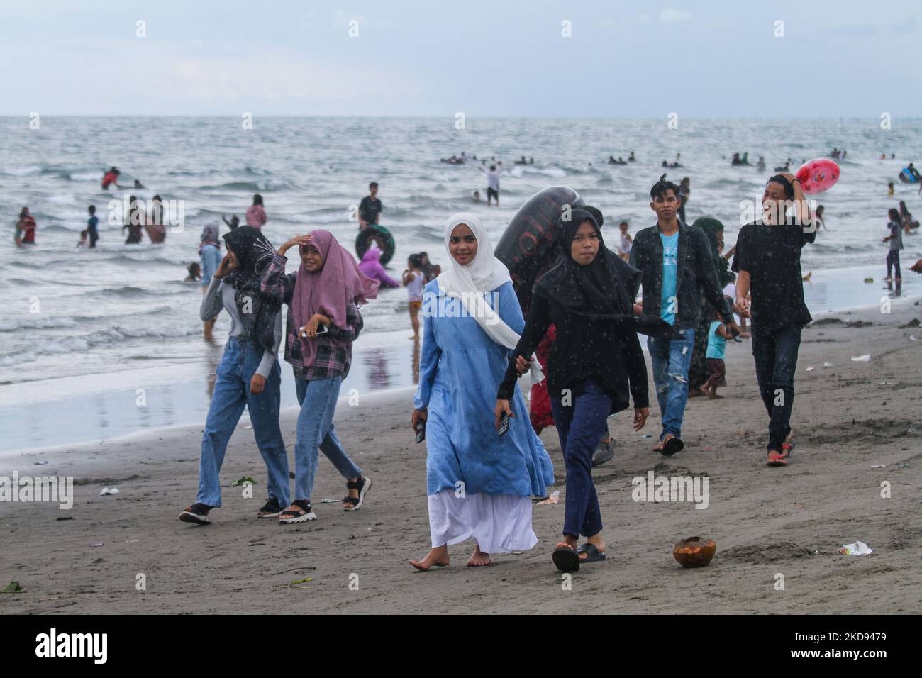 Während der Eid al-Fitr-Ferien am Ujong Blang Beach, Lhokseumawe, am 4. Mai 2022, in der Provinz Aceh, werden Menschen beobachtet, wie sie am Strand ihre Zeit genießen. Indonesien. (Foto von Fachrul Reza/NurPhoto) Stockfoto