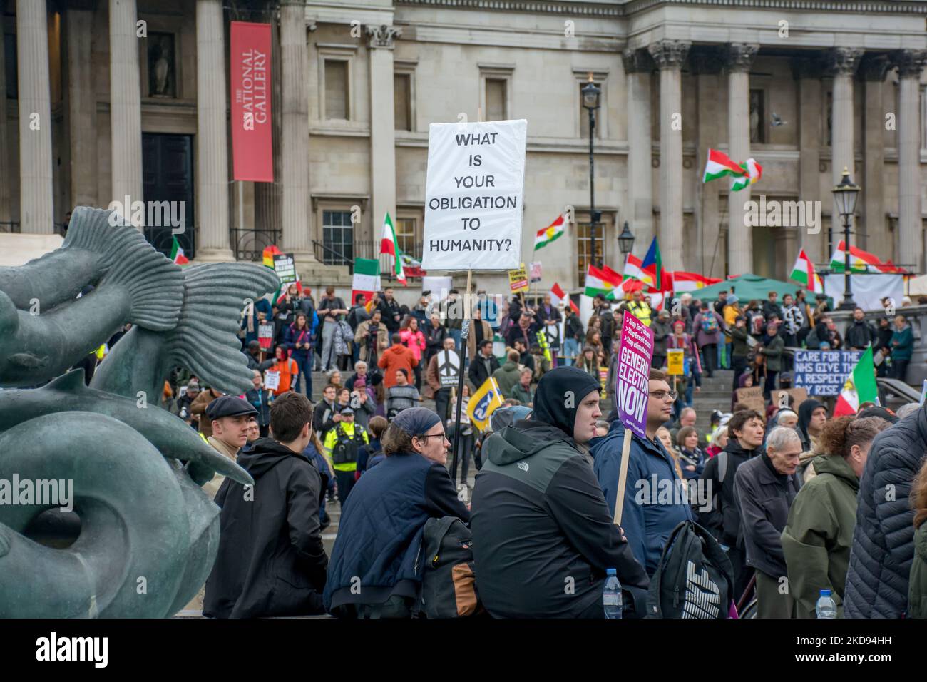 Trafalgar Square, London, Großbritannien. 5.. November 2022. Tausende versammeln sich auf dem Trafalgar Square aus allen Lebensumstände, Gewerkschaftsleute und Anhänger der Arbeiterklasse schließen sich der Nationalen Demonstration an und fordern jetzt in London, Großbritannien, eine Parlamentswahl. Stockfoto