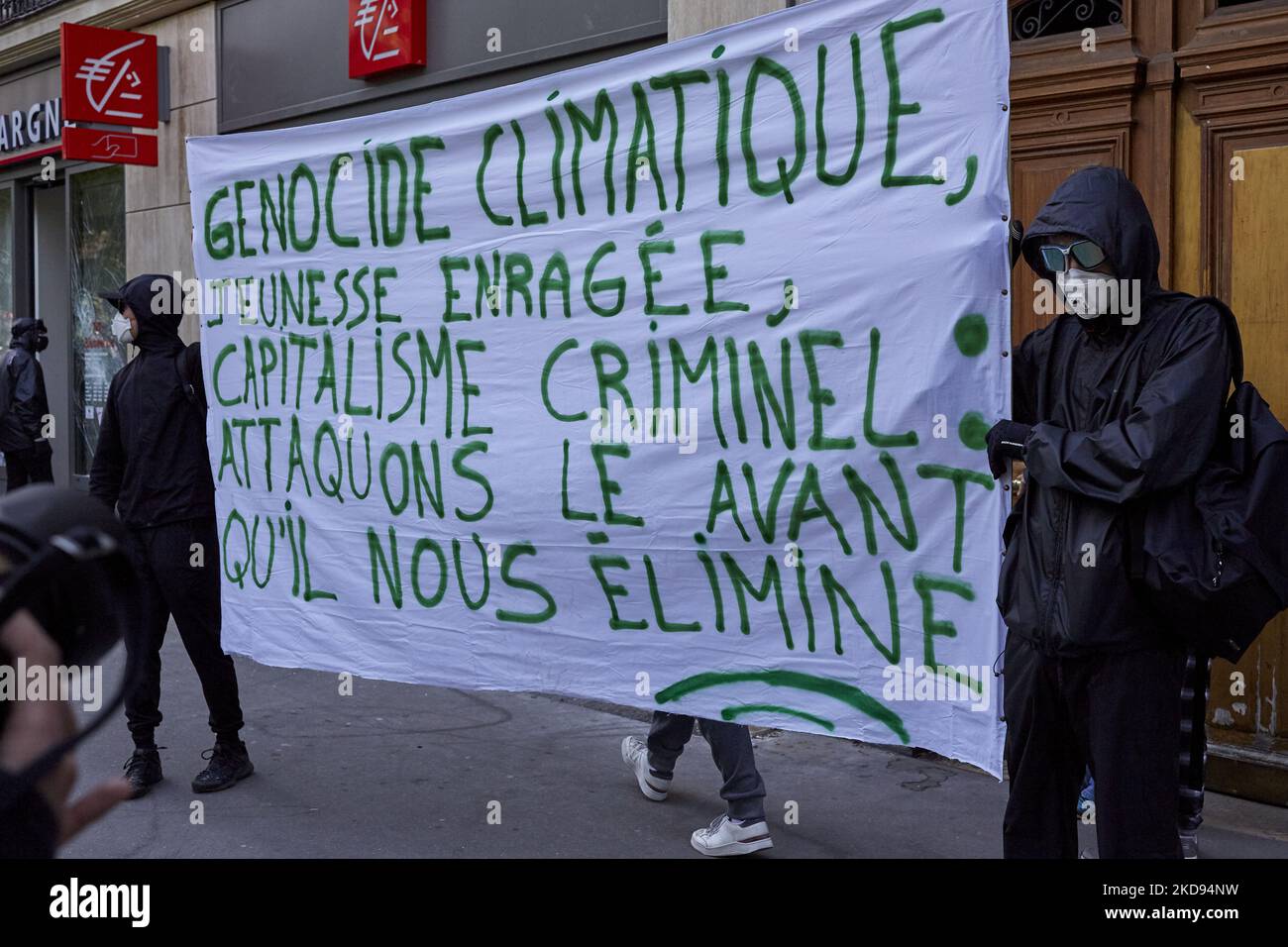 Demonstranten versammelten sich am 1. Mai 2022 zum traditionellen 1. Mai in Paris, Frankreich. Während der Kundgebung kam es zu Zusammenstößen und 50 Personen wurden von der Polizei beschlagnahmt (Foto: Adnan Farzat/NurPhoto) Stockfoto