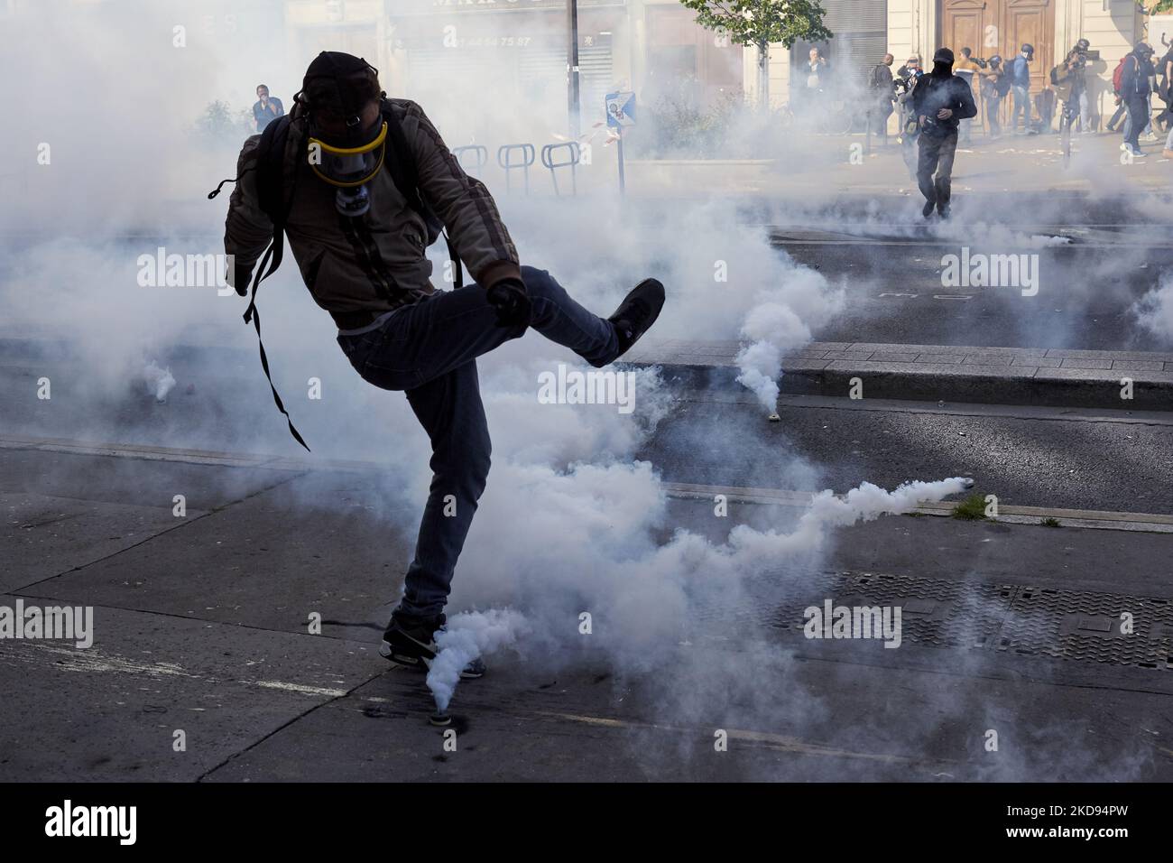 Demonstranten versammelten sich am 1. Mai 2022 zum traditionellen 1. Mai in Paris, Frankreich. Während der Kundgebung kam es zu Zusammenstößen und 50 Personen wurden von der Polizei beschlagnahmt (Foto: Adnan Farzat/NurPhoto) Stockfoto