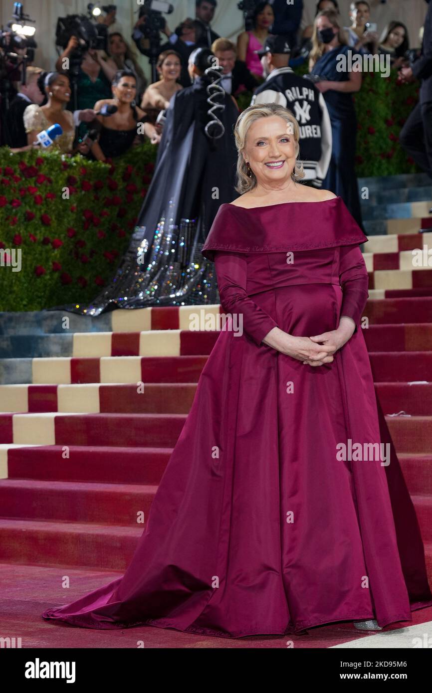 NEW YORK, NEW YORK - 02. MAI: Hillary Rodham-Clinton nimmt an der 2022 Met Gala Teil, die am 02. Mai 2022 in New York City "in America: An Anthology of Fashion" im Metropolitan Museum of Art feiert. (Foto von John Nacion/NurPhoto) Stockfoto