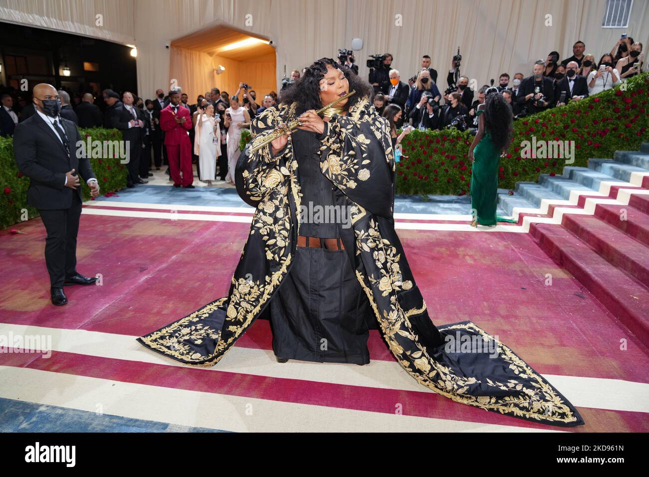 NEW YORK, NEW YORK - 02. MAI: Lizzo nimmt an der Met Gala 2022 Teil, die am 02. Mai 2022 im Metropolitan Museum of Art in New York City das Thema „in America: An Anthology of Fashion“ feiert. (Foto von John Nacion/NurPhoto) Stockfoto