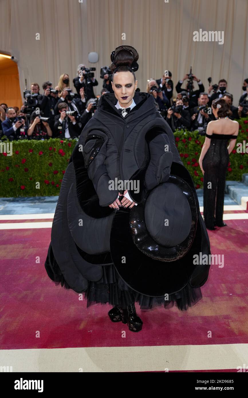 NEW YORK, NEW YORK - 02. MAI: Jordan Roth nimmt an der Met Gala 2022 Teil, die am 02. Mai 2022 im Metropolitan Museum of Art in New York City "in America: An Anthology of Fashion" feiert. (Foto von John Nacion/NurPhoto) Stockfoto