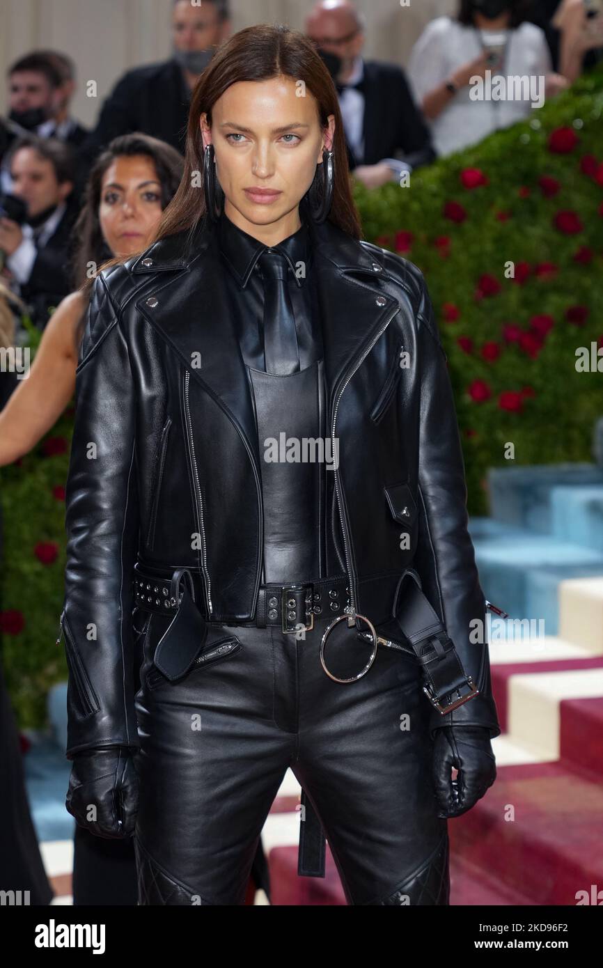 NEW YORK, NEW YORK - 02. MAI: Irina Shayk nimmt an der Met Gala 2022 Teil, die am 02. Mai 2022 in New York City das Thema „in America: An Anthology of Fashion“ im Metropolitan Museum of Art feiert. (Foto von John Nacion/NurPhoto) Stockfoto