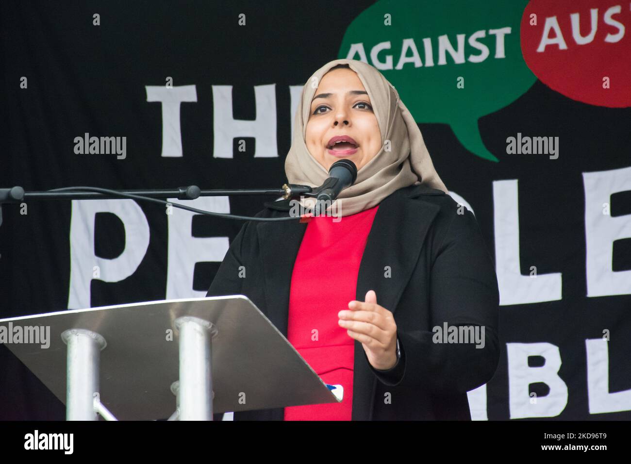 Trafalgar Square, London, Großbritannien. 5.. November 2022. Labour-Sprecherin Apsala Begum auf dem Trafalgar-Platz aus allen Lebensumstände treten Menschen und Anhänger der Union und der Arbeiterklasse der Nationalen Demonstration bei und fordern jetzt in London, Großbritannien, eine Parlamentswahl. Stockfoto