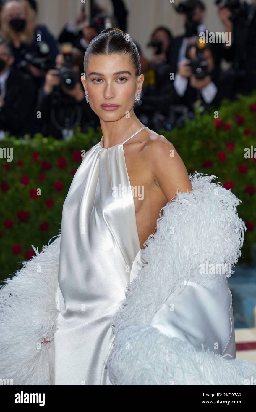 NEW YORK, NEW YORK - 02. MAI: Hailey Bieber nimmt an der Met Gala 2022 Teil, die am 02. Mai 2022 im Metropolitan Museum of Art in New York City das Thema „in America: An Anthology of Fashion“ feiert. (Foto von John Nacion/NurPhoto) Stockfoto