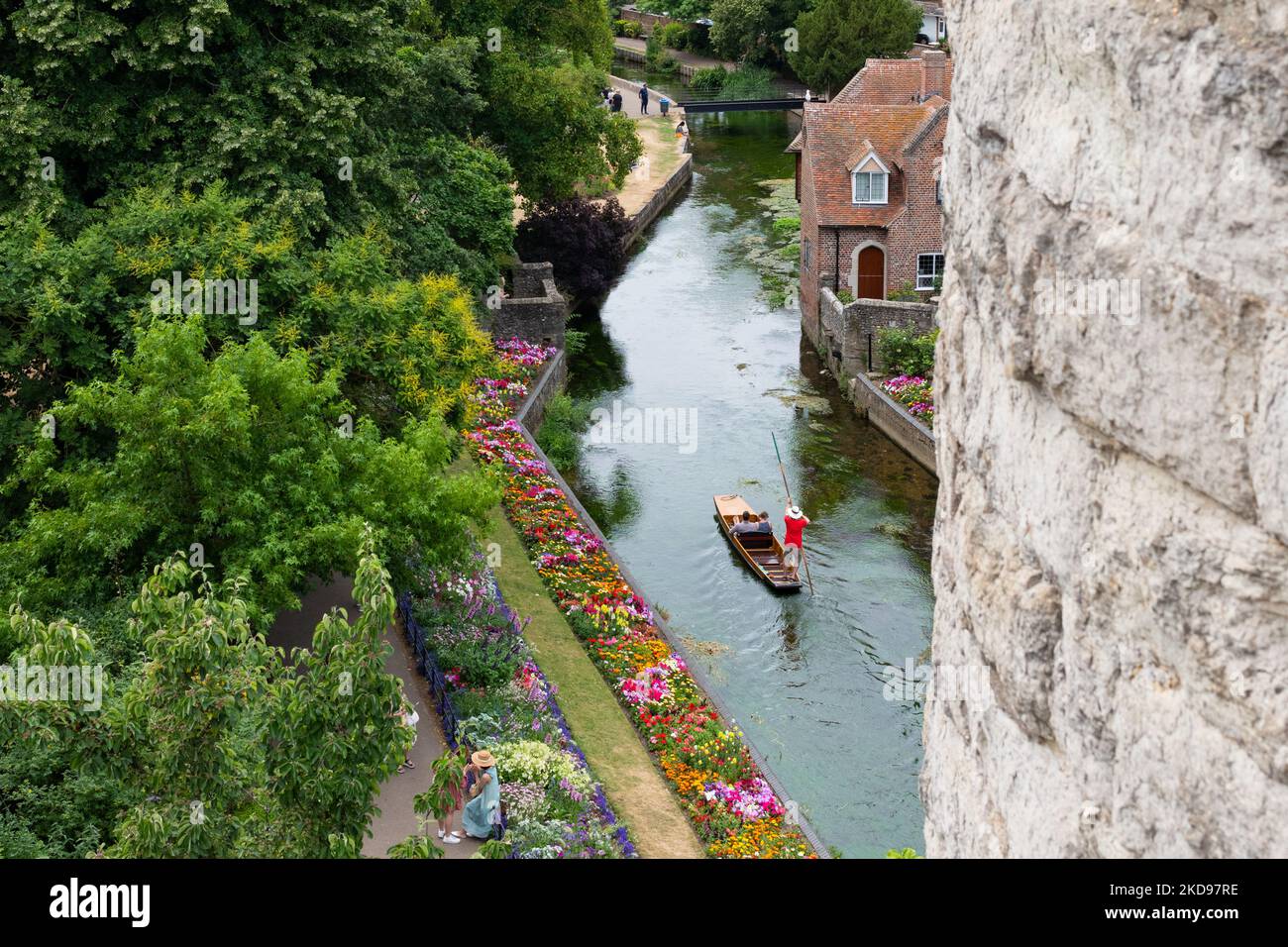 Kahnfahrt auf dem Great Stour River unter den Westgate Towers durch Westgate Gardens, Canterbury, Kent, England, Großbritannien Stockfoto