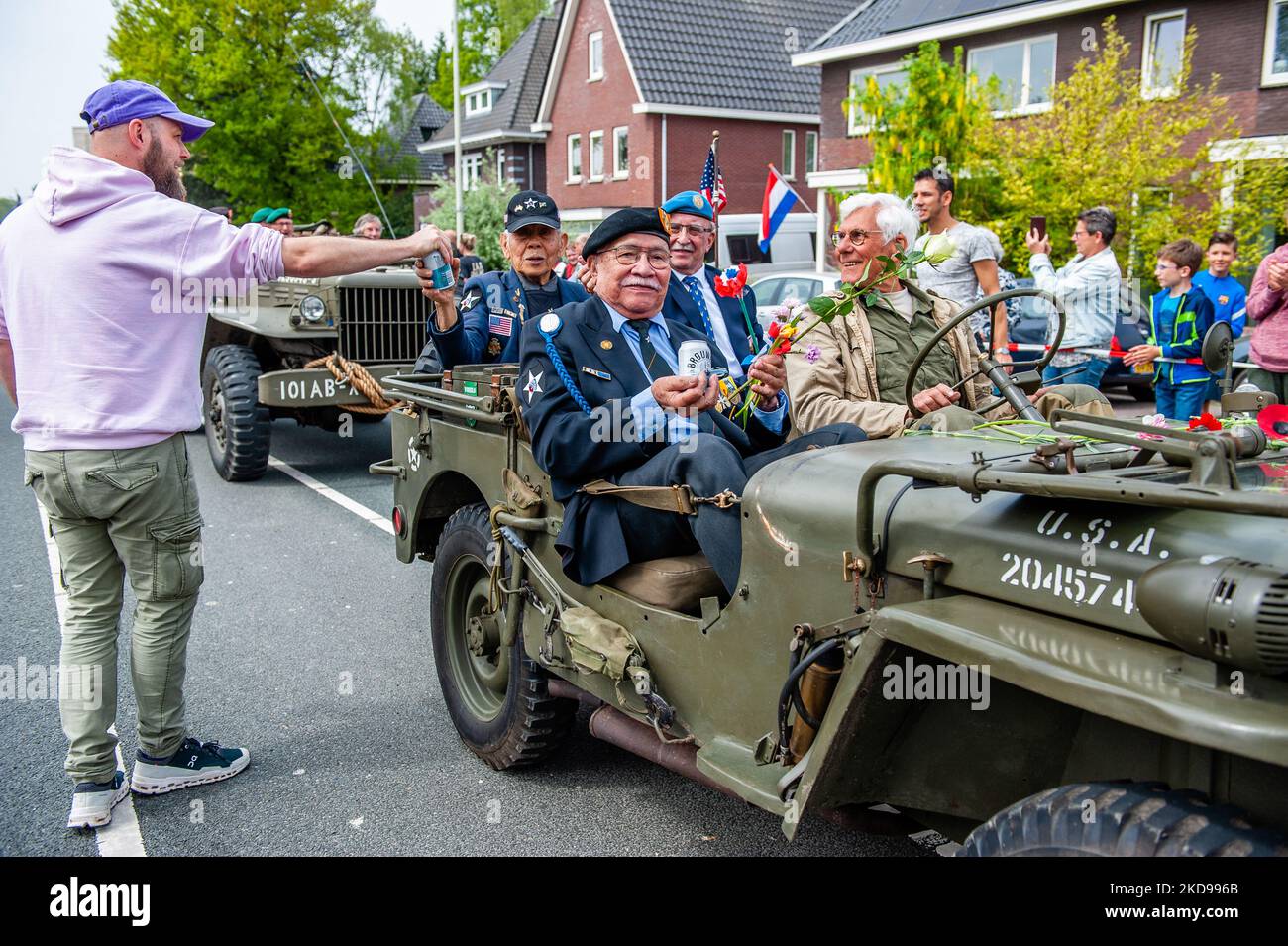 Ein Mann gibt den Veteranen des Zweiten Weltkriegs während der Liberation Parade, die am 5.. Mai 2022 erneut in Wageningen stattfand, frisches Bier. (Foto von Romy Arroyo Fernandez/NurPhoto) Stockfoto