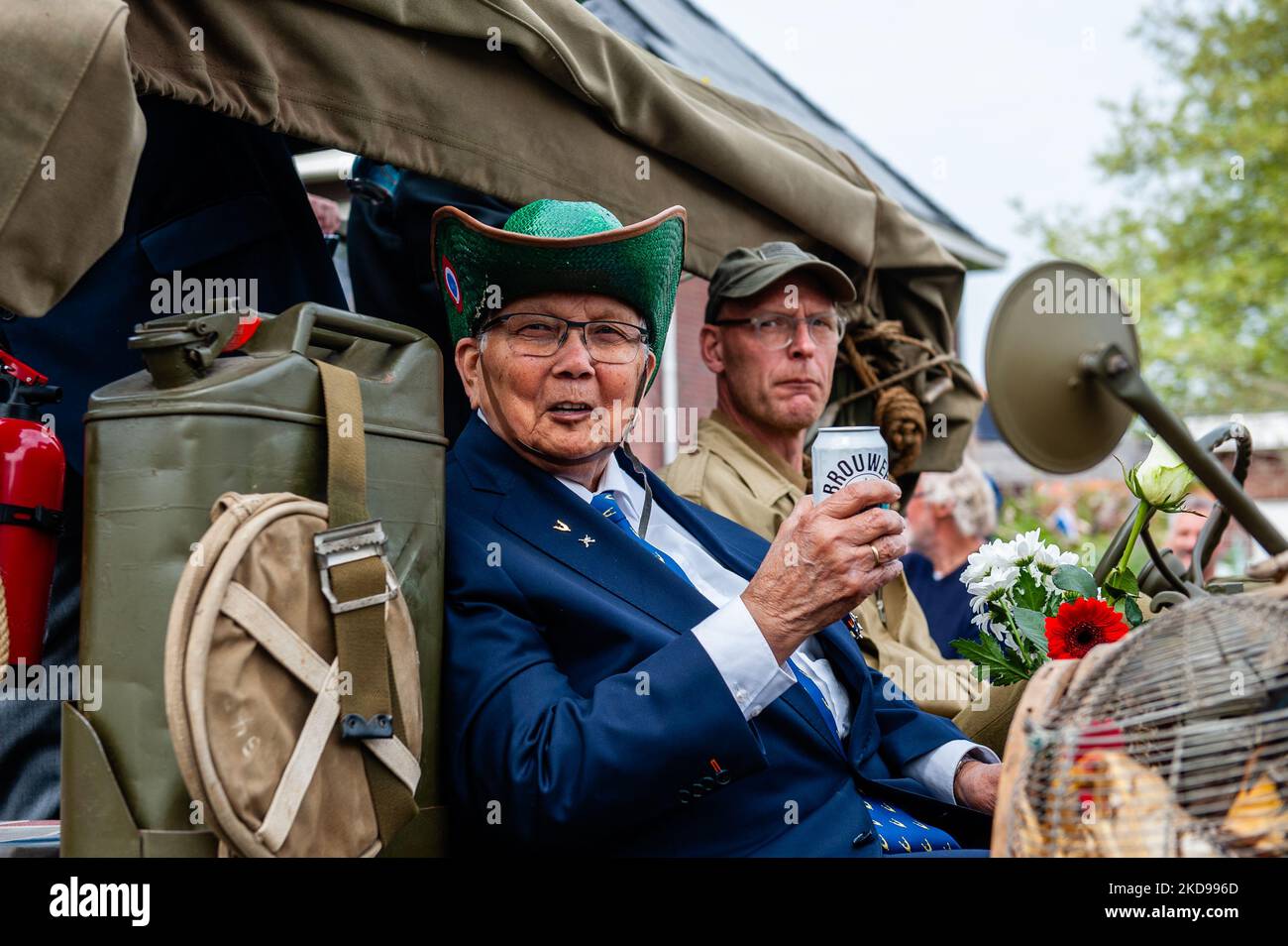 Ein Veteran des Zweiten Weltkriegs lächelt, nachdem er während der Liberation Parade, die am 5.. Mai 2022 in Wageningen stattfand, ein Bier vom Publikum erhalten hatte. (Foto von Romy Arroyo Fernandez/NurPhoto) Stockfoto